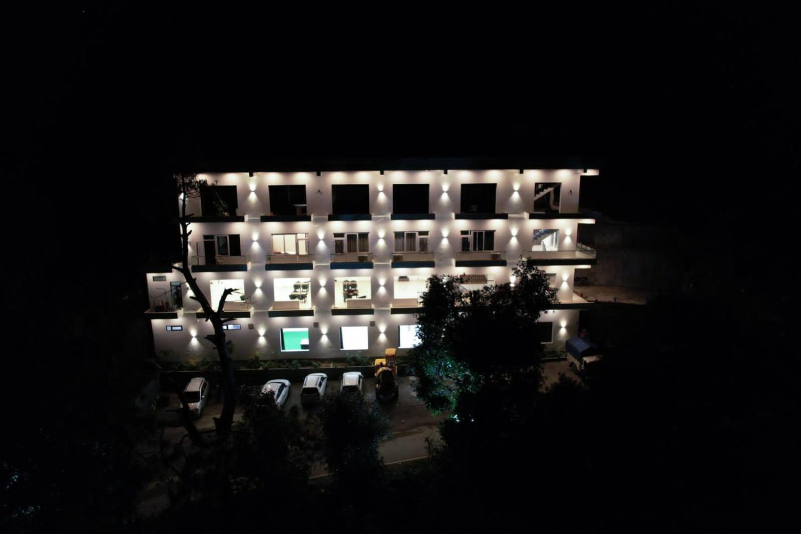 Hotel Candle Wood Chamba  Buitenkant foto
